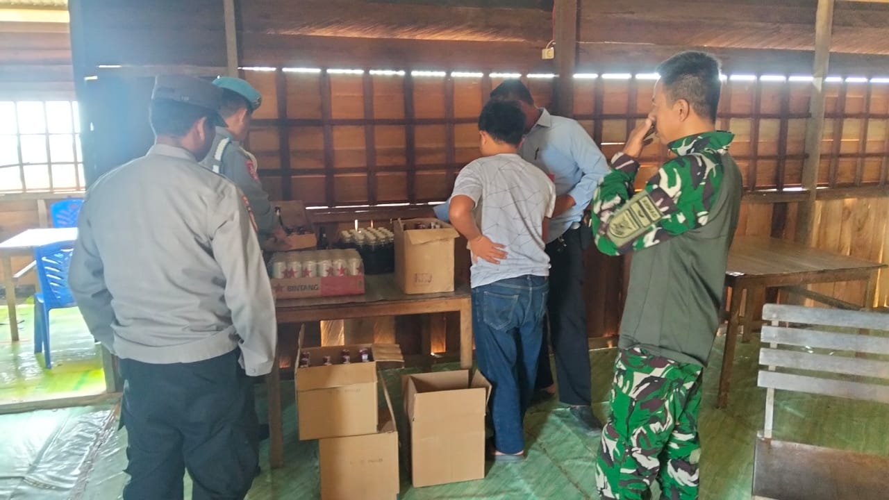 BERANTAS PENYAKIT MASYARAKAT, POLSEK SEGAH SITA 82 BOTOL & 106 KALENG MIRAS