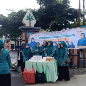 PKK Kecamatan Cijeruk Berbagi Ratusan Takjil, Camat Mochamad Sobar Turun Langsung Dampingi Kegiatan