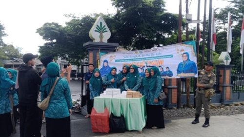 PKK Kecamatan Cijeruk Berbagi Ratusan Takjil, Camat Mochamad Sobar Turun Langsung Dampingi Kegiatan