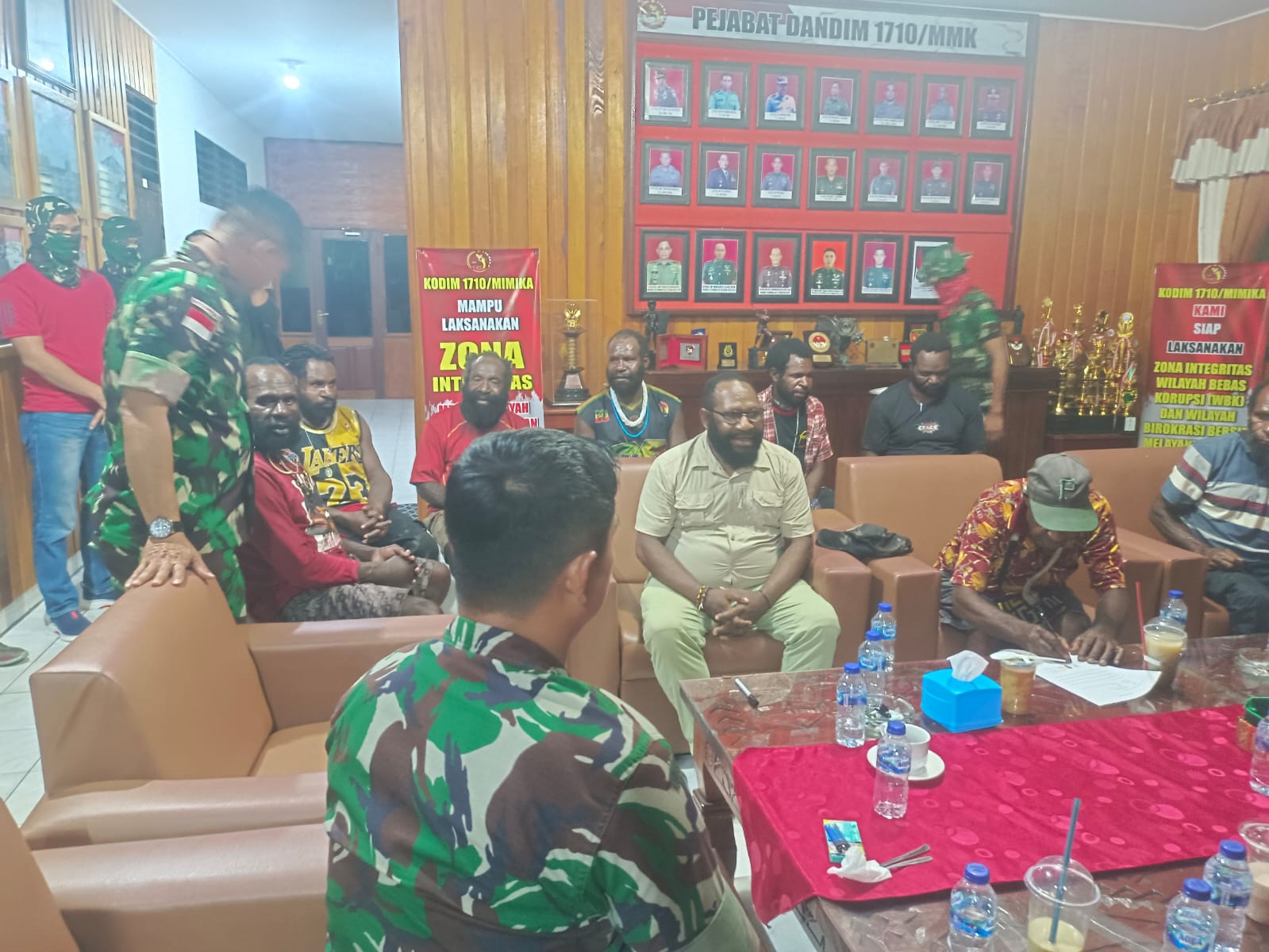 Enam Warga Diserahkan Kepada Perwakilan Keluarga, Kodim 1710/Mimika Tegaskan Proses Sesuai Prosedur Hukum