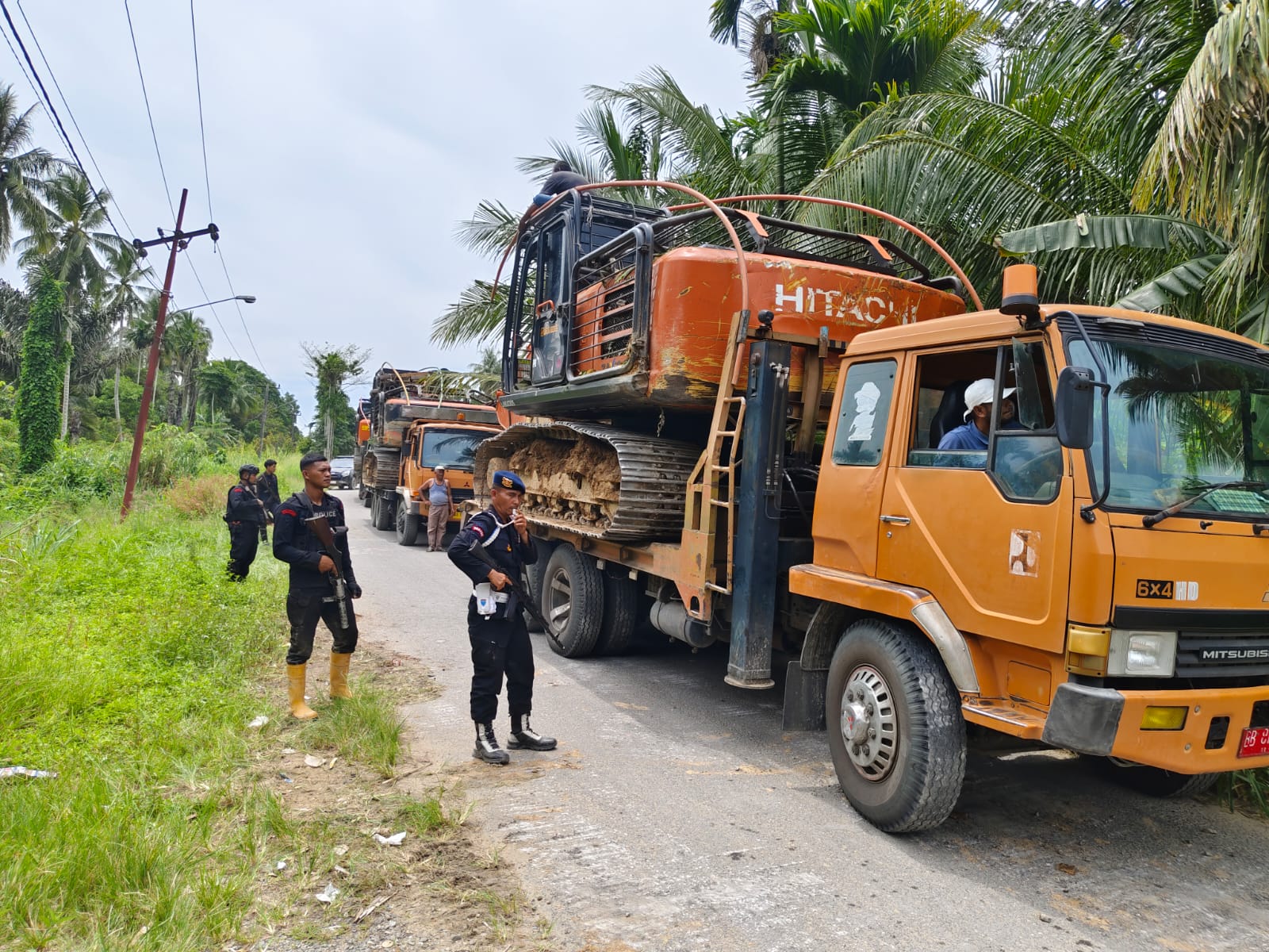 Dikawal Brimob Bersenjata Lengkap, Alat Berat Tambang Emas Ilegal Tapsel – Madina Dievakuasi ke Batalyon C Sipirok