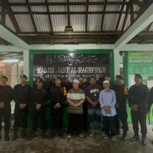 Gegana Brimob PMJ Bersihkan Masjid Al-Magfiroh di Slipi, Wujud Kepedulian Jaga Lingkungan
