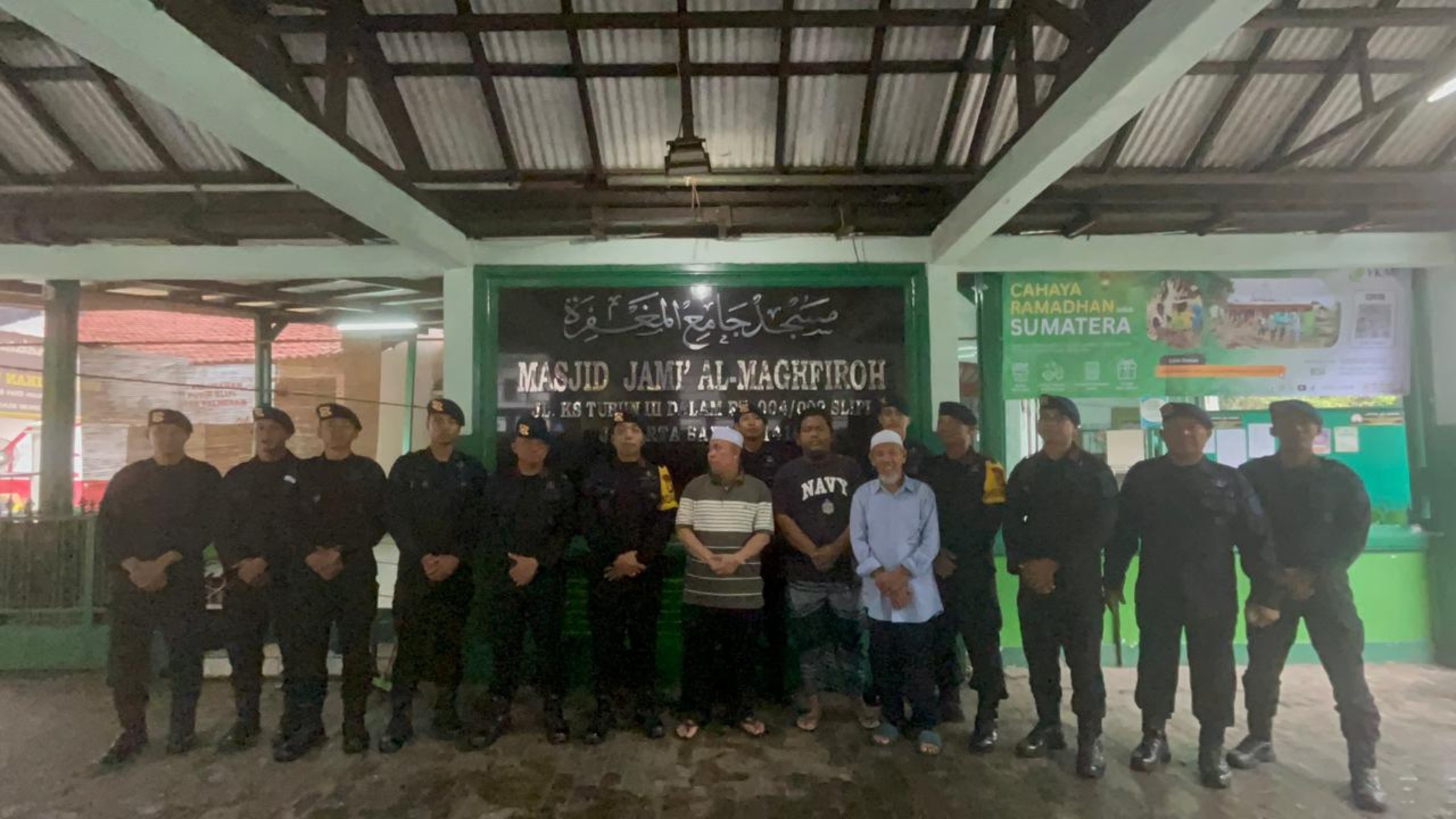 Gegana Brimob PMJ Bersihkan Masjid Al-Magfiroh di Slipi, Wujud Kepedulian Jaga Lingkungan