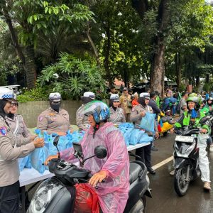 Jumat Peduli Polda Metro Jaya: 350 Paket Sembako Disalurkan ke Driver Ojol dan PHL