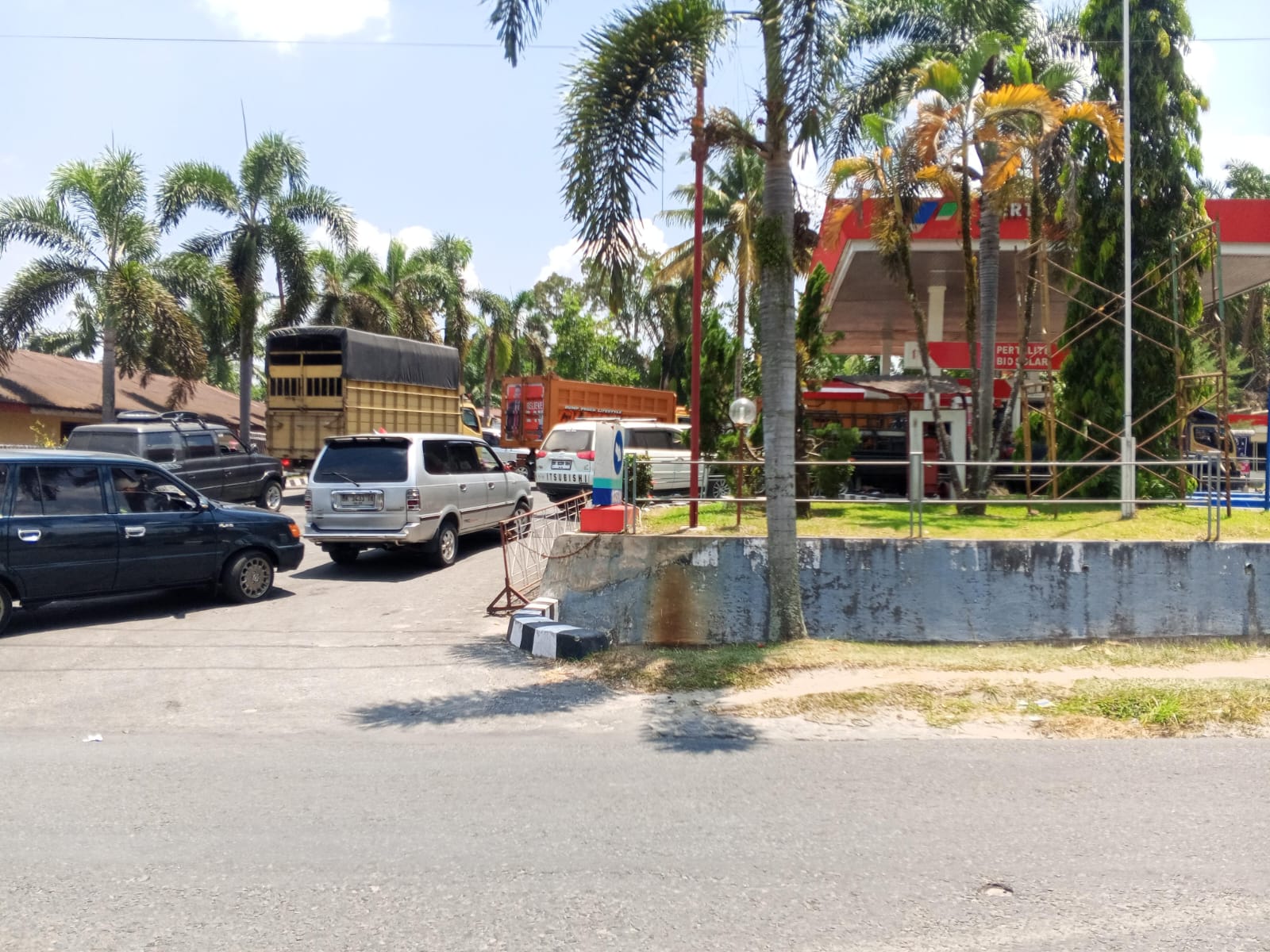 Polsek Bangun Turun Langsung Amankan SPBU, Kapolsek Imbau Warga Tetap Tenang dan Tidak Panic Buying