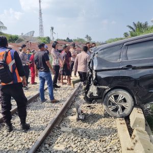 Reaksi Cepat Polres Simalungun! Kapolsek dan Tim Selamatkan 2 Korban Mobil Tertabrak Kereta di Perlintasan Liar