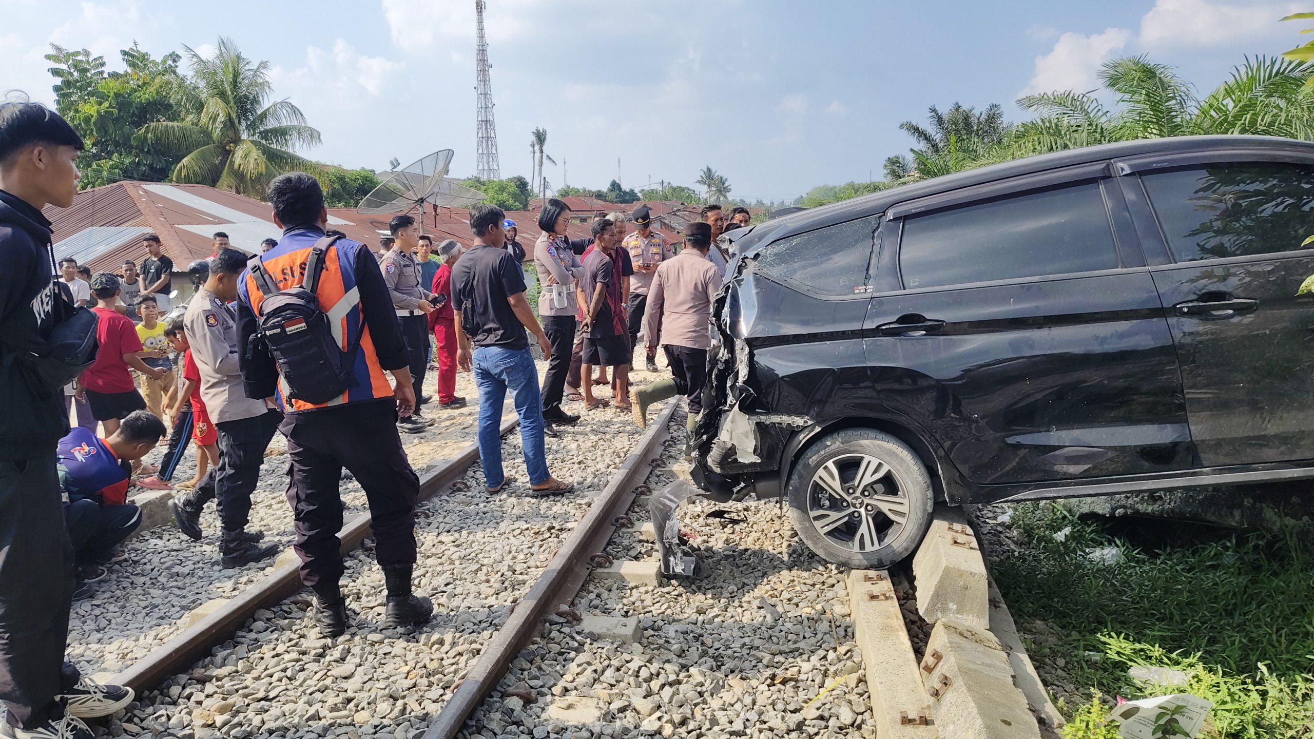 Reaksi Cepat Polres Simalungun! Kapolsek dan Tim Selamatkan 2 Korban Mobil Tertabrak Kereta di Perlintasan Liar