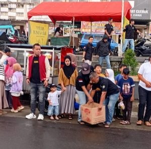 “Paguyuban Cipelang Herang Tebar Kepedulian, 500 Paket Takjil Dibagikan di Hari ke-18 Ramadhan