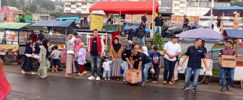 “Paguyuban Cipelang Herang Tebar Kepedulian, 500 Paket Takjil Dibagikan di Hari ke-18 Ramadhan