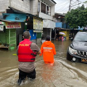 Respons Cepat Banjir Pondok Karya, Ditsamapta Polda Metro Jaya Turun Evakuasi Warga