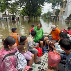 Tim SAR Brimob Metro Jaya Bantu Evakuasi Warga Terdampak Banjir di Tangerang