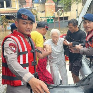 Banjir 2 Meter Rendam Bangka V Jaksel, Brimob Evakuasi Warga