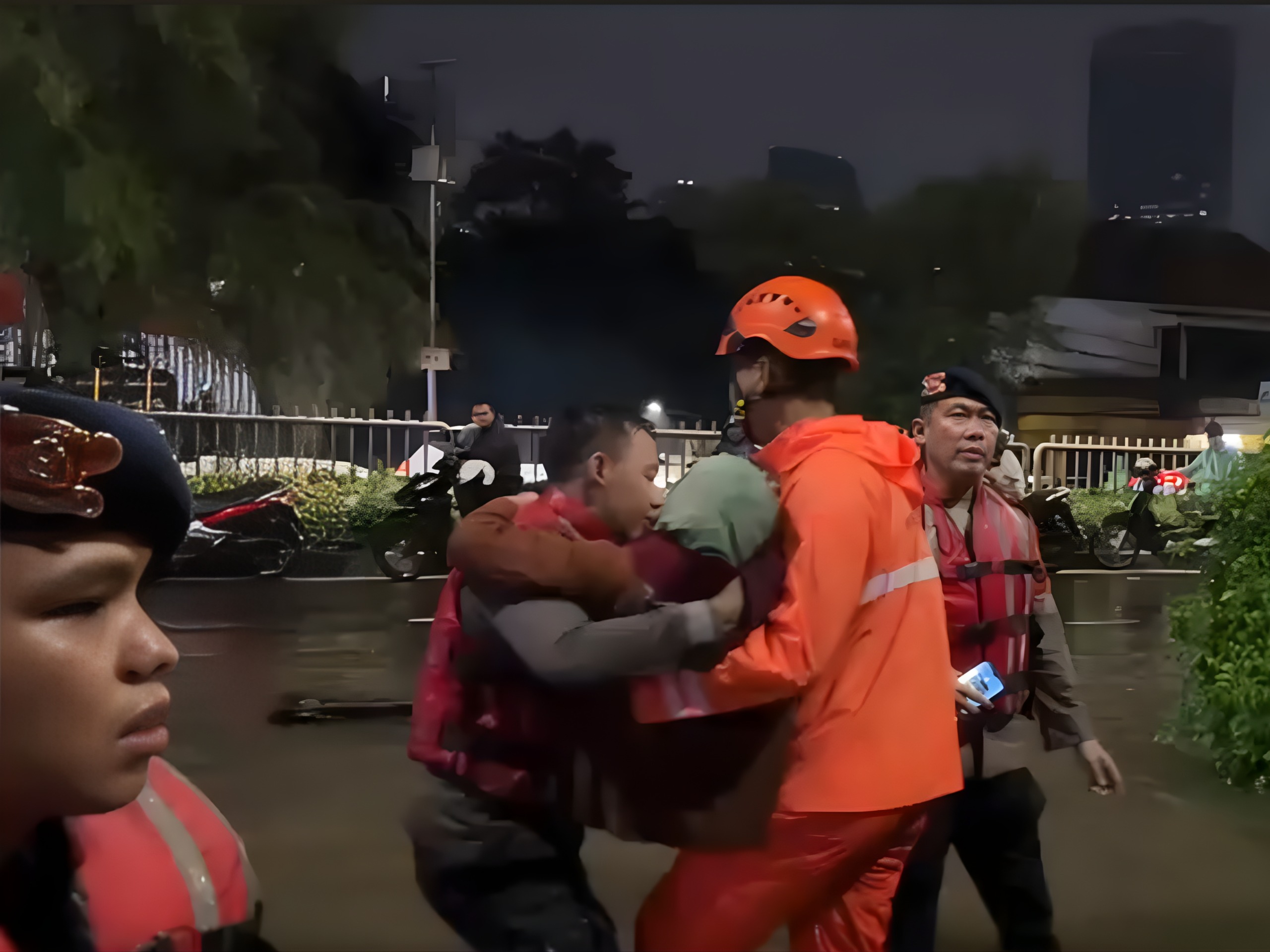 Brimob Metro Jaya Evakuasi Lansia 84 Tahun di Tengah Banjir Pondok Karya