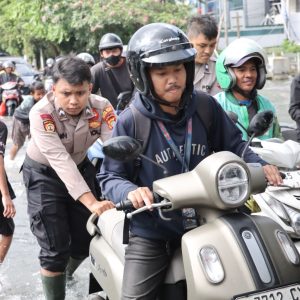 Sigap Hadapi Banjir, Personel Samapta Polres Jakbar Bantu Pengendara di Jalan Panjang Kedoya