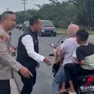 Kapolres Asahan Turun ke Jalan Bersama PJU Bagi – Bagi Takjil Kepada Masyarakat Jelang Buka Puasa