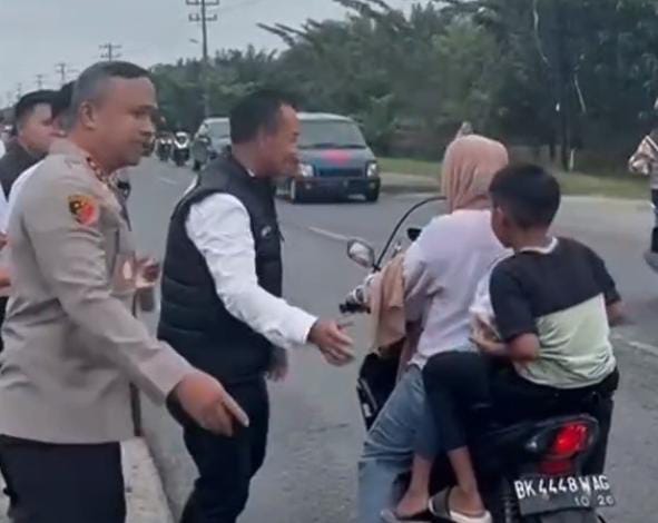 Kapolres Asahan Turun ke Jalan Bersama PJU Bagi – Bagi Takjil Kepada Masyarakat Jelang Buka Puasa