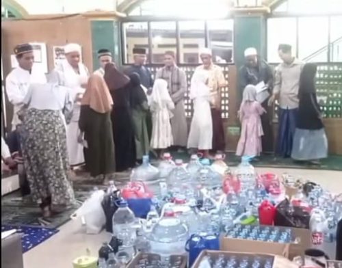 Kades Pagelaran Hadiri Peringatan Malam Nuzulul Qur’an dan Ikhtifalan Sanlat Di Masjid Jami Nurul Huda