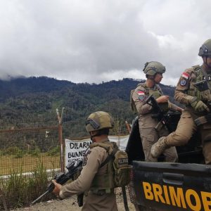 Patroli Humanis di Intan Jaya, Satgas Ops Damai Cartenz Duduk dan Berdialog dengan Warga