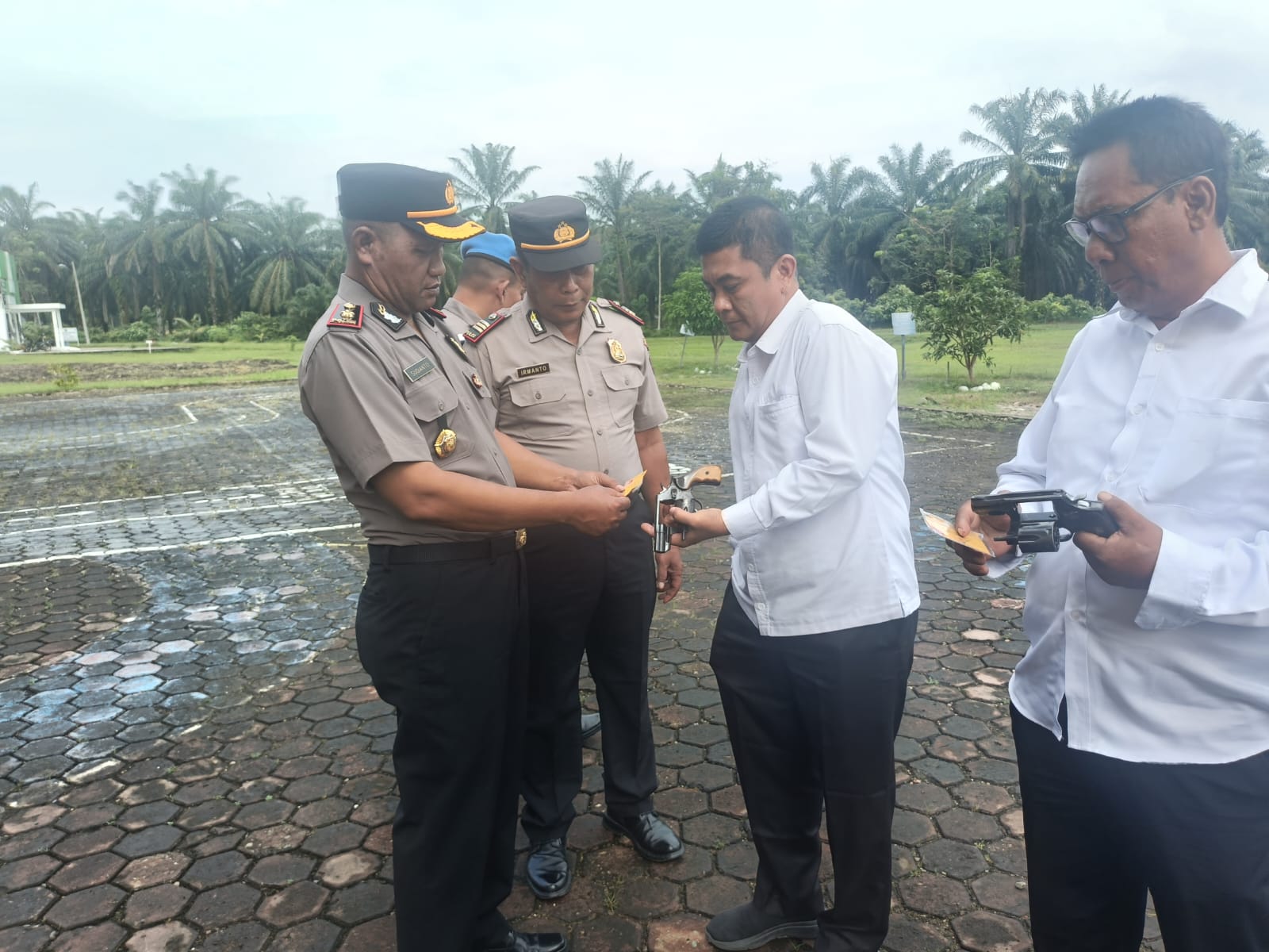 Cegah Penyalahgunaan, Wakapolres Padang Lawas Pimpin Pengecekan Senjata Api Personel