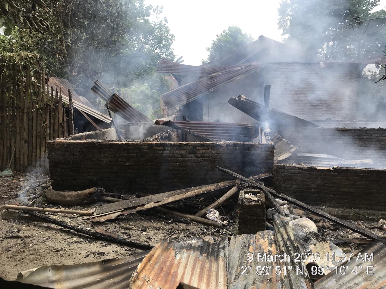 Rumah Kosong Ditinggal Kerja, Tiba – Tiba Terbakar! Kapolsek Bangun Langsung Turun ke TKP, Kerugian Capai Rp 250 Juta
