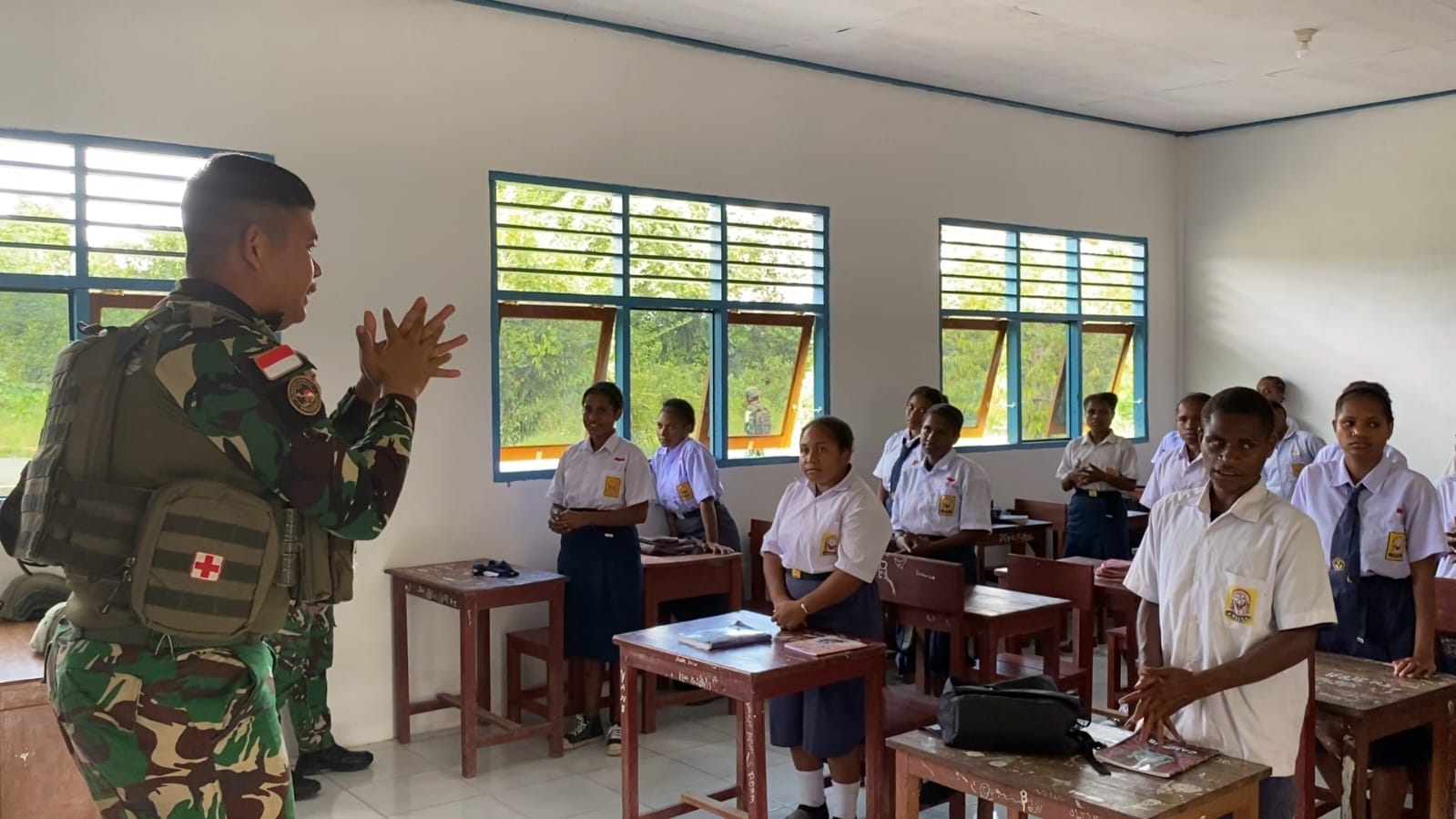 Satgas Yonif 121/MK Hadir di Sekolah, Bangkitkan Motivasi Siswa SD YPPK Ubrub