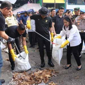 Dukung Gerakan Asri Presiden Prabowo, Kapolda Metro Jaya dan Para Menteri Turun Gunung Bersihkan Pasar Kramat Jati 