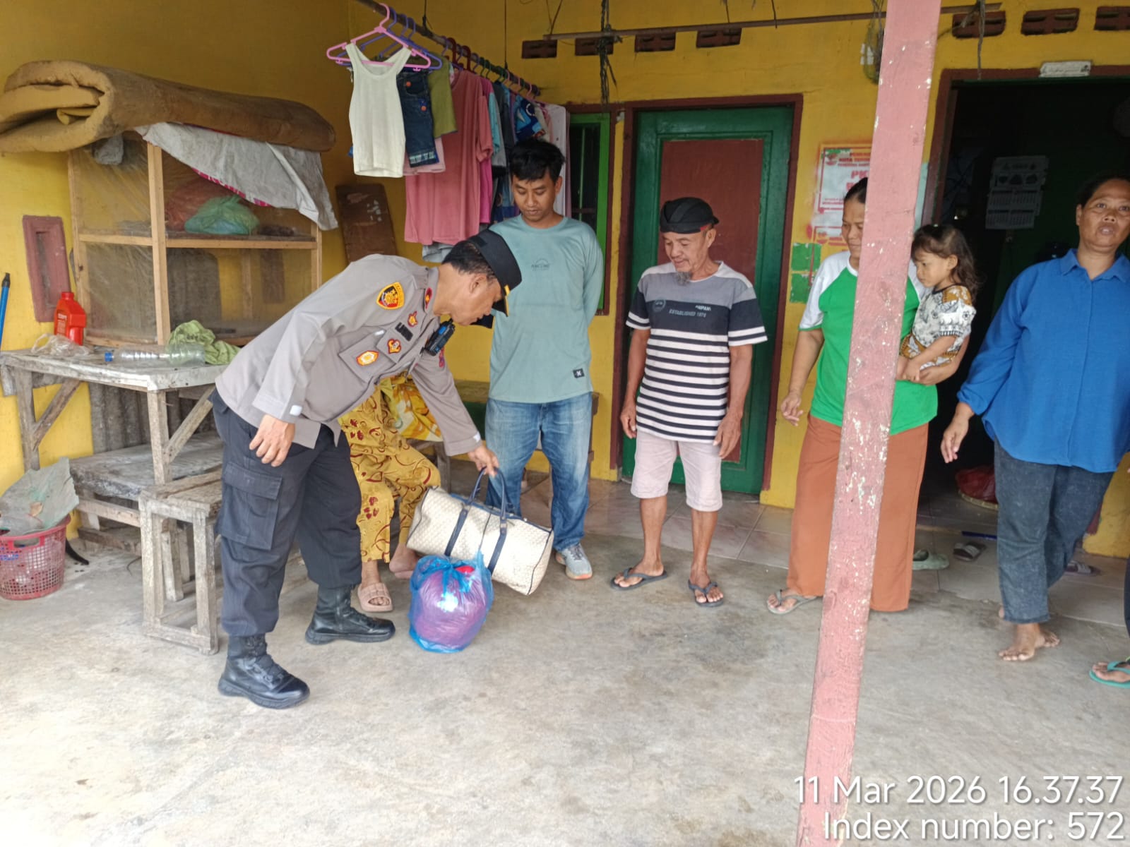 Viral di Medsos, Nenek Pikun Terlantar Akhirnya Pulang – Polsek Tanah Jawa Lacak Keluarga Hanya dalam Sehari!