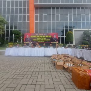 Operasi Pekat Semeru 2026: Polres Gresik Musnahkan 983 Botol Miras Berbagai Merek