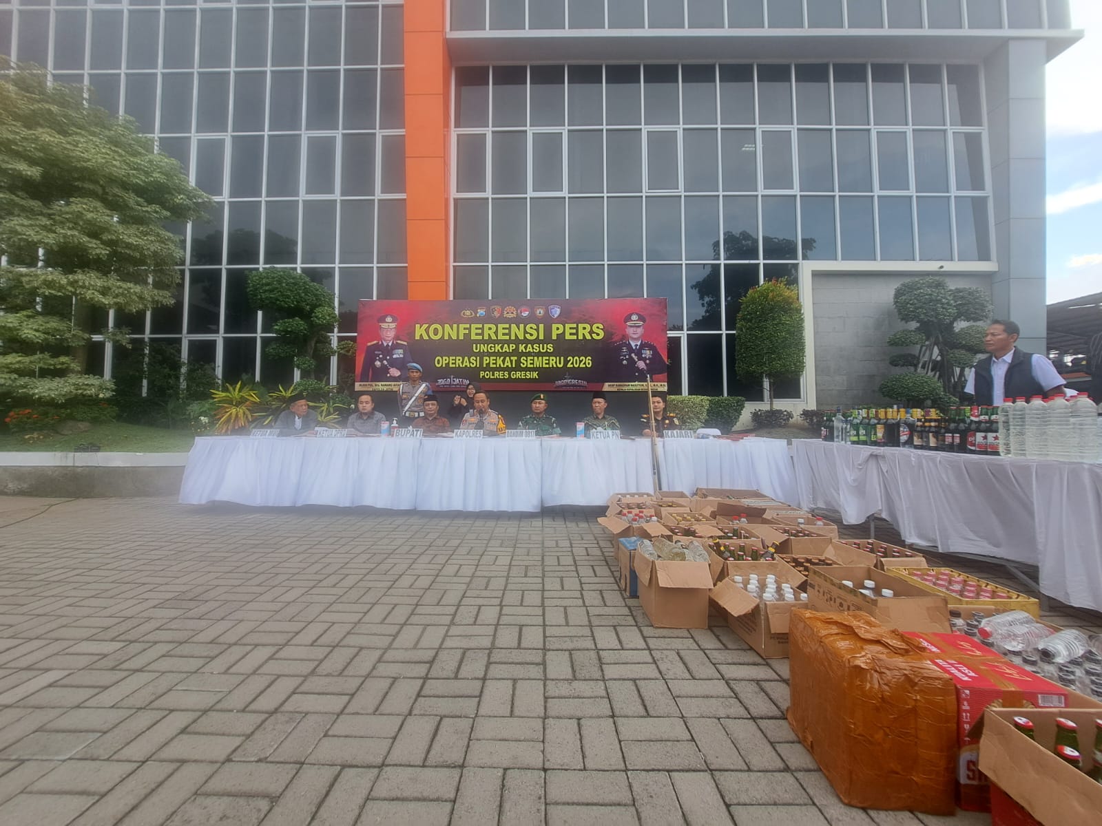 Operasi Pekat Semeru 2026: Polres Gresik Musnahkan 983 Botol Miras Berbagai Merek