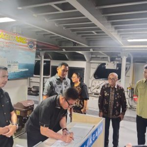 Usai Gelar Jamuan Makan Malam, Bupati Nias Selatan Didampingi Danlanal Nias Lakukan Kunjungan Kehormatan ke KRI Bung Karno-369