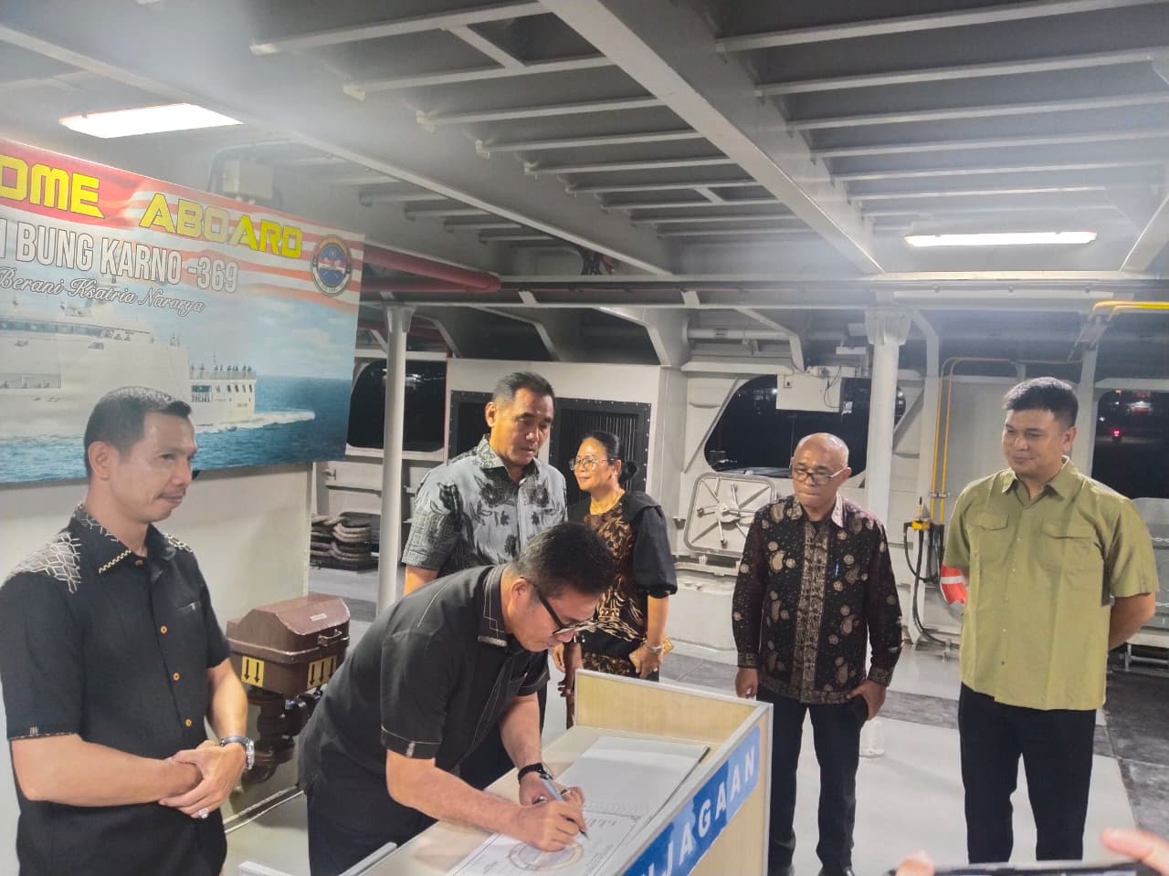 Usai Gelar Jamuan Makan Malam, Bupati Nias Selatan Didampingi Danlanal Nias Lakukan Kunjungan Kehormatan ke KRI Bung Karno-369