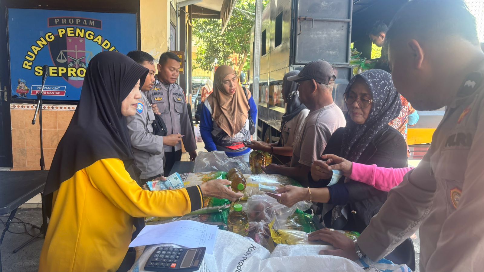 Gerakan Pangan Murah jelang Idul Fitri 1447 H, Polres Sampang gelar Bazar Murah