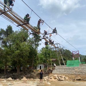 Semangat dan Kerja Keras Prajurit Yonarhanud 11/WBY Kembali Tuntaskan Pembangunan Jembatan Perintis Garuda di Desa Sipan