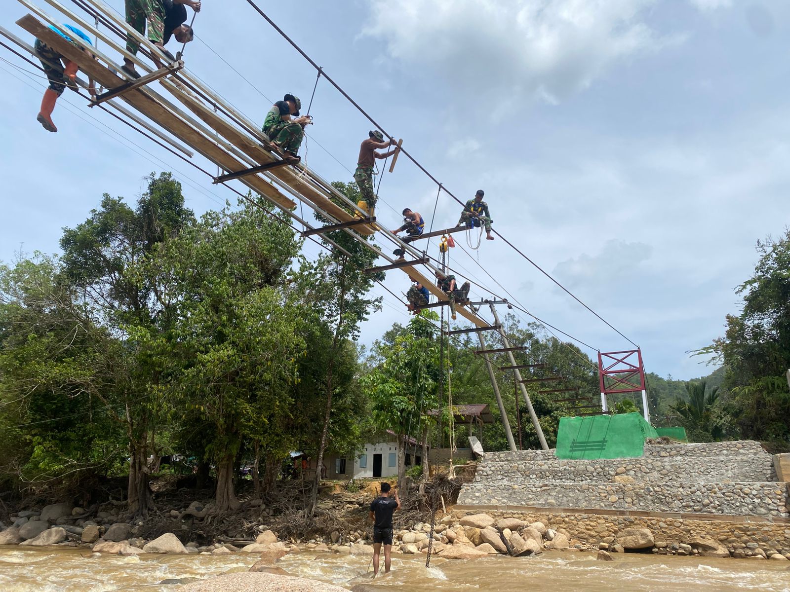 Semangat dan Kerja Keras Prajurit Yonarhanud 11/WBY Kembali Tuntaskan Pembangunan Jembatan Perintis Garuda di Desa Sipan