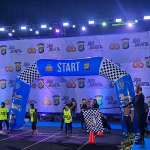 Meriah! Kapolda Metro Jaya Adakan Lomba Lari Malam di Kantor Polisi