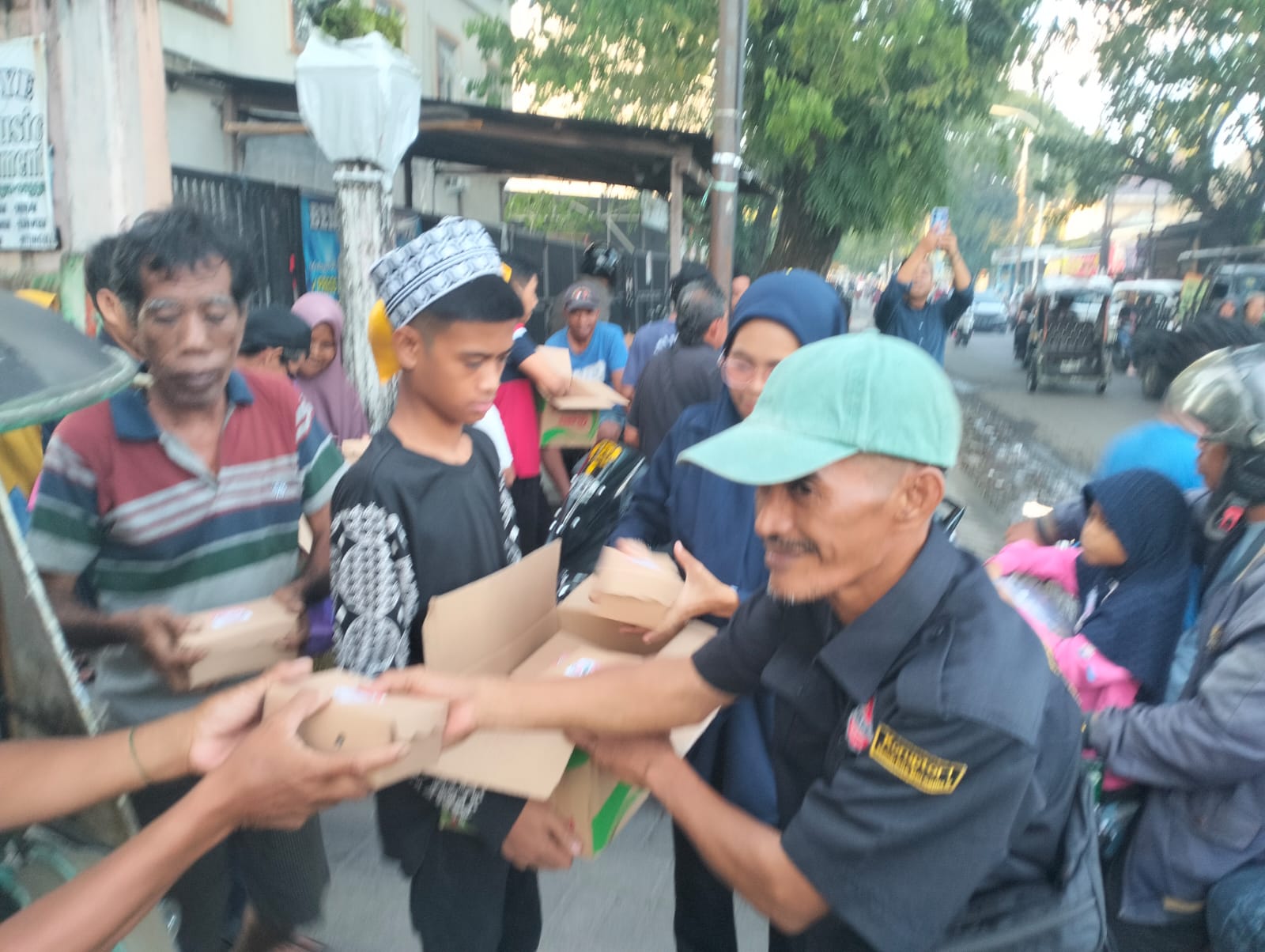 LSM PERAK Indonesia Gelar Buka Puasa Bersama dan Berbagi Takjil untuk Masyarakat di Makassar