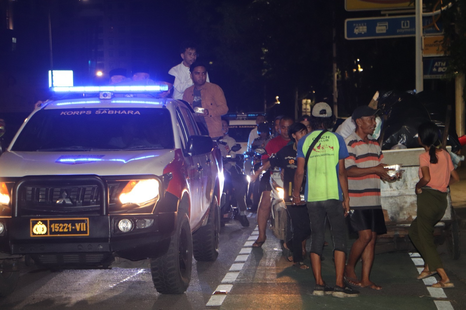 Ramadhan Berkah, Ditpamobvit PMJ Bersama Masyarakat Pecinta Polri Turun ke Jalan Bagikan Sahur