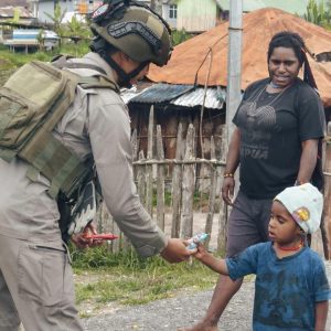 Patroli Humanis Ops Damai Cartenz Hadirkan Senyum dan Rasa Aman bagi Warga Sinak