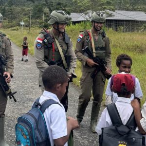 Patroli Humanis Satgas Ops Damai Cartenz di Kampung Kabiding, Kehangatan Warga dan Tawa Anak-Anak Warnai Pagi di Oksibil