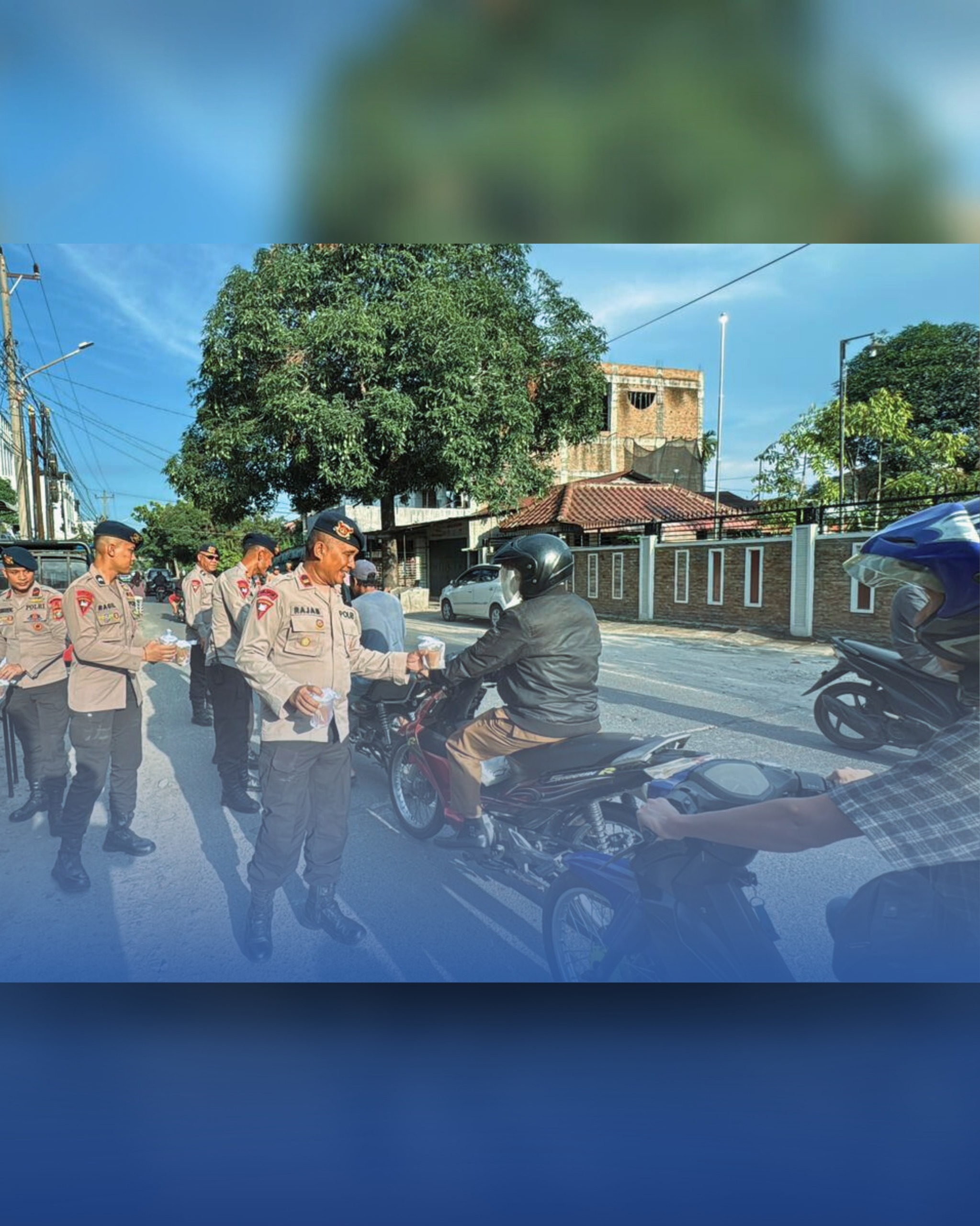 Brimob Polda Sumut Turun ke Jalan, Bagikan Takjil untuk Warga yang Berpuasa