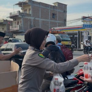Biddokkes Polda Sumut Bagikan Takjil Gratis, Wujud Kepedulian di Bulan Ramadhan