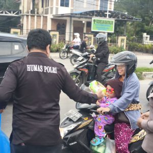 Semangat Ramadhan, Bud Humas Polda Sumut Turun ke Jalan Berbagi Takjil untuk Masyarakat