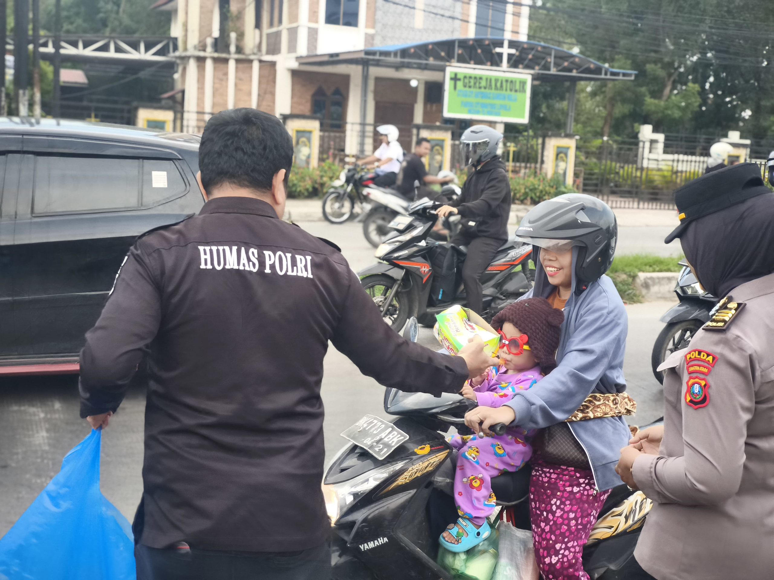 Semangat Ramadhan, Bud Humas Polda Sumut Turun ke Jalan Berbagi Takjil untuk Masyarakat