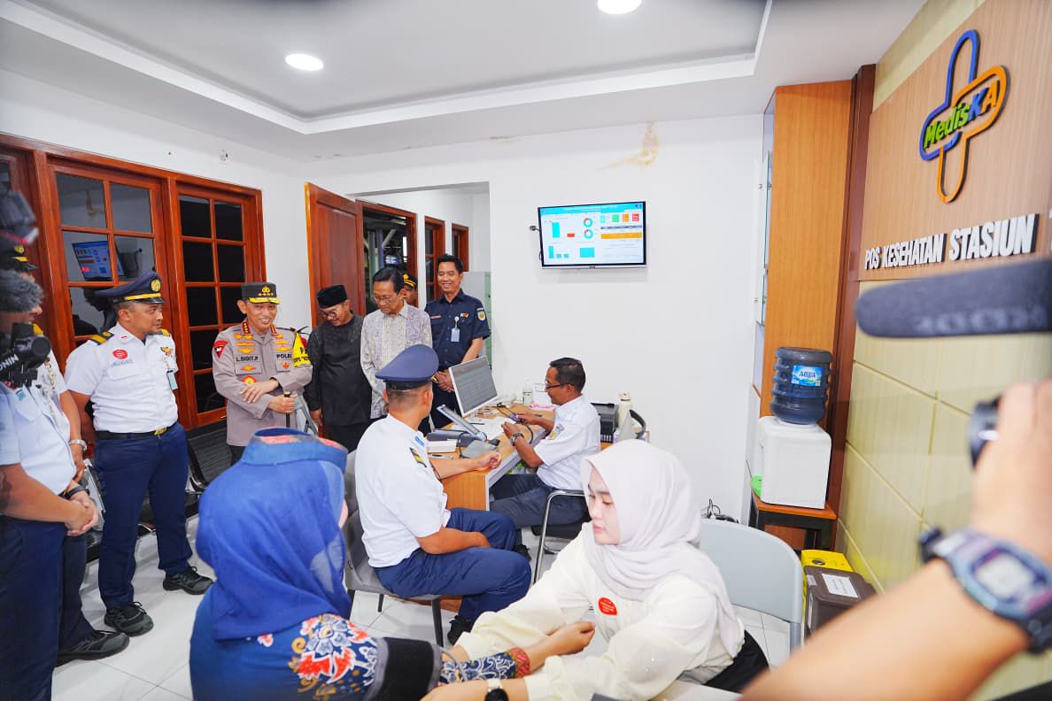 Tinjau Stasiun Tugu DIY, Kapolri Pastikan Puncak Arus Mudik Berjalan Aman