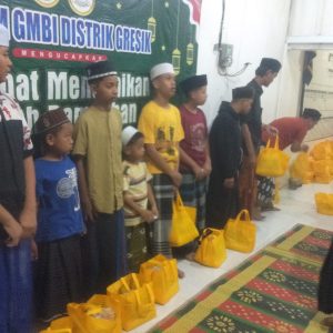 LSM-GMBI Distrik Gresik :Menyalurkan Zakat fitrah dan santunan untuk Anak Yatim, piatu, janda tua, fakir miskin, Duafa.