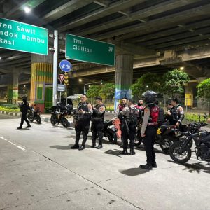Patroli Brimob Metro Jaya Sisir Bassura-BKT Saat Sahur Terakhir Ramadan