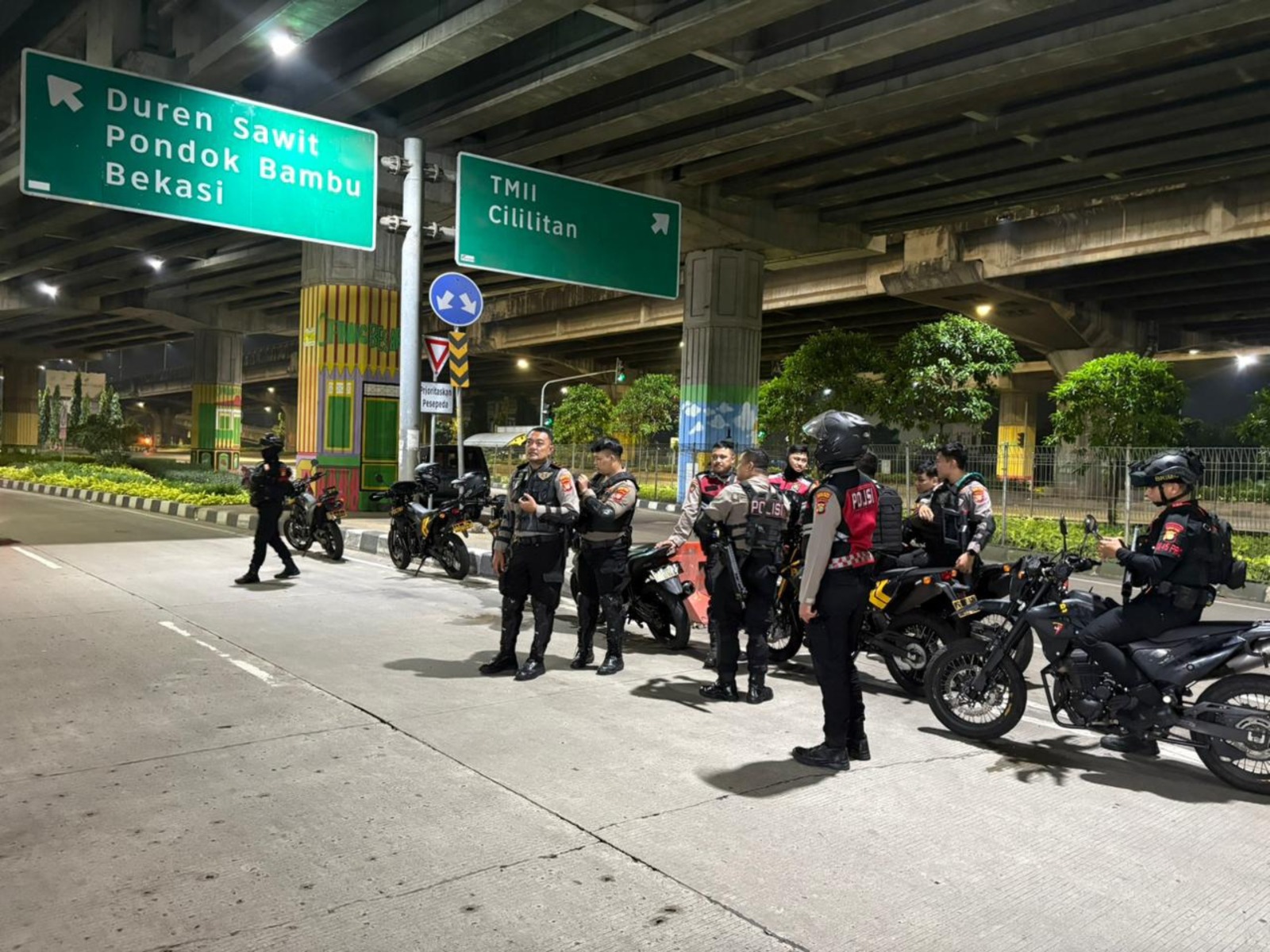 Patroli Brimob Metro Jaya Sisir Bassura-BKT Saat Sahur Terakhir Ramadan
