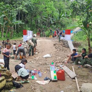 Kodim 0213/Nias dan Yon TP 903/Baluseda Tuntaskan Pembangunan Jembatan Aramco di Sihareo III