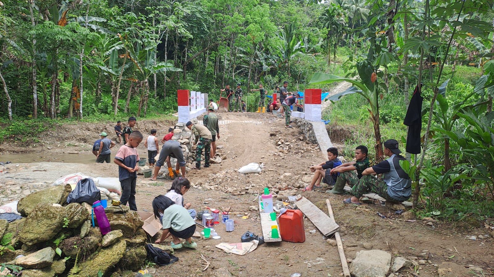 Kodim 0213/Nias dan Yon TP 903/Baluseda Tuntaskan Pembangunan Jembatan Aramco di Sihareo III