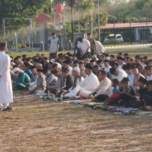 Rayakan Kemenangan Dengan Khidmat, Danlanal Bintan dan Prajurit Sholat Idul Fitri Bersama Masyarakat